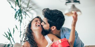 TOP 5 walentynkowych prezentów dla niej! para prezent na walentynki