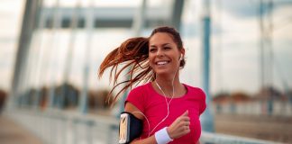 Co i jak jeść by trening był bardziej efektywny? uśmiechnięta kobieta biegnąca przez most