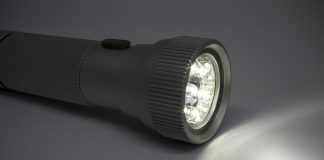 Latarka – 4 rodzaje, na które warto zwrócić uwagę włączona latarka
