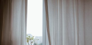 Jak wykorzystać naklejki w dekoracji wnętrz? zasłony we wnętrzach