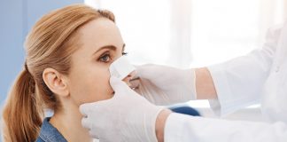 Myślisz o operacji plastycznej? Sprawdź, co warto wiedzieć przed podjęciem decyzji kobieta po operacji plastycznej nosa