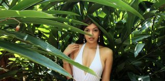 Przegląd trendów na nadchodzące lato kobieta w kostiumie kąpielowym