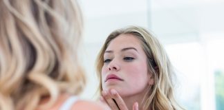 Kosmetyki Duetus – wsparcie w codziennej pielęgnacji kobieta wieczorny rytuał pielęgnacyjny oczyszczanie twarzy