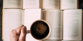 Ekspres przelewowy – jakie urządzenie do parzenia kawy wybrać? kubek kawy nad książkami