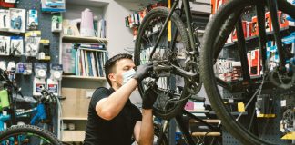 Ruszył sezon rowerowy. Jak przygotować do niego swój rower i o czym należy pamiętać? mężczyzna serwisujący rower