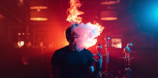 Wyrafinowany aromat smakowych melas mężczyzna palący shishę