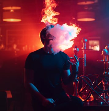 Wyrafinowany aromat smakowych melas mężczyzna palący shishę