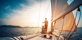 Wynajem żaglówki – jak to zrobić, by nie żałować? para na żaglówce