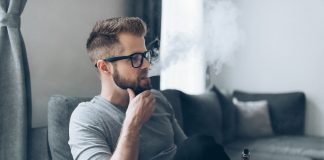 Czym jest waporyzator i jak wybrać najlepszy model? mężczyzna waporyzator