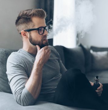 Czym jest waporyzator i jak wybrać najlepszy model? mężczyzna waporyzator