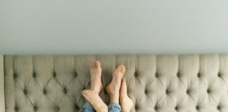 Wpływ impotencji na związek zadowolona para w łóżku