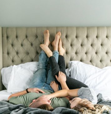 Wpływ impotencji na związek zadowolona para w łóżku