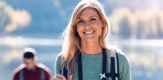 Odzież, sprzęt u akcesoria niezbędne podczas dłuższych, wiosennych wypraw trekkingowych dziewczyna trekking