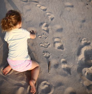 Czym jest diagnoza integracji sensorycznej i kiedy zaleca się dzieciom terapię sensoryczną? Plaża dziecko morze bałtyckie