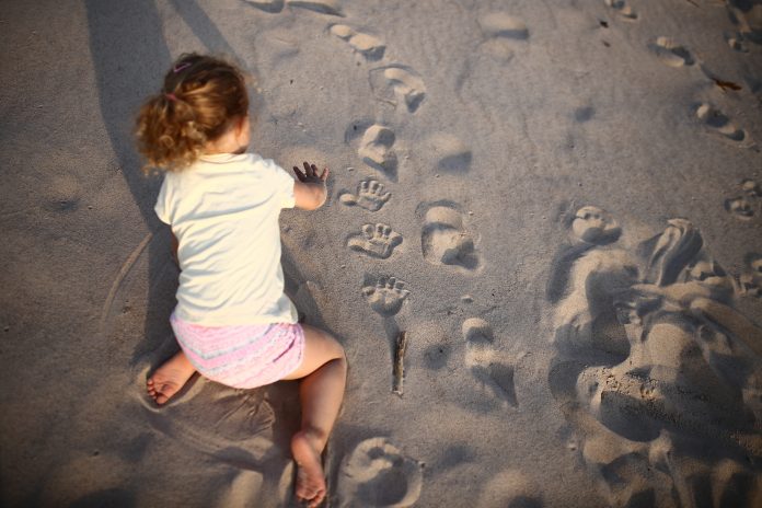 Plaża dziecko morze bałtyckie