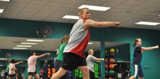 W jaki sposób dbać o zdrowie? grupa ludzi na zajęciach fitness