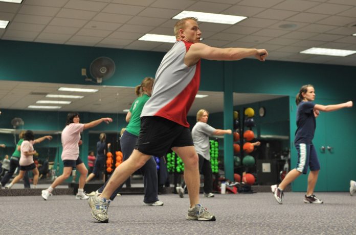 grupa ludzi na zajęciach fitness