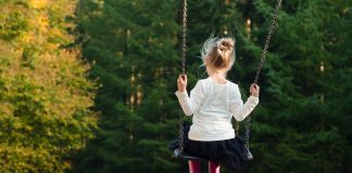 Huśtawka ogrodowa dla dziecka, jaki model wybrać i na co zwracać uwagę? huśtawka ogrodowa dla dziecka