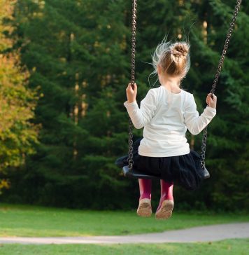 Huśtawka ogrodowa dla dziecka, jaki model wybrać i na co zwracać uwagę? huśtawka ogrodowa dla dziecka