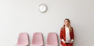 Rozmowa o pracę – jak się do niej przygotować? Jakich błędów unikać? kobieta czekająca na rozmowę kwalifikacyjną