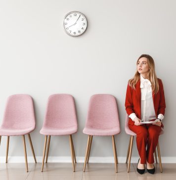 Rozmowa o pracę – jak się do niej przygotować? Jakich błędów unikać? kobieta czekająca na rozmowę kwalifikacyjną