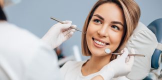 Strach przed wizytą u stomatologa piękna kobieta u stomatologa