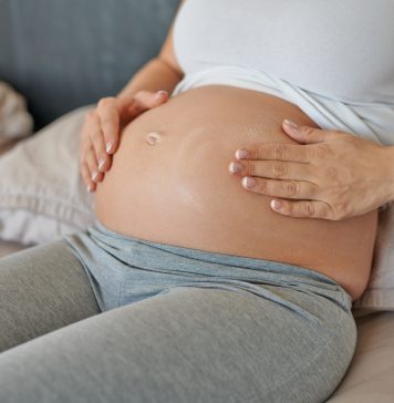 Jak zmienia się kobieta po urodzeniu dziecka? kobieta w ciąży