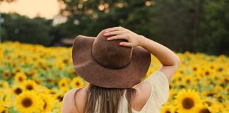 Najmodniejsze sukienki na lato do 100 zł – gdzie ich szukać? kobieta w sukience w kapeluszu
