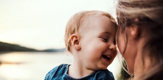 Ciąża z perspektywy kobiety – kontrowersje dotyczące in vitro oraz adopcji zbliżenie matka z dzieckiem