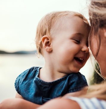 Ciąża z perspektywy kobiety – kontrowersje dotyczące in vitro oraz adopcji zbliżenie matka z dzieckiem