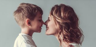 NVC, czyli porozumienie bez przemocy – na czym dokładnie polega w komunikacji z dzieckiem? matka z synem porozumienie bez przemocy