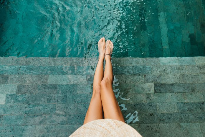 piękne kobiece stopy nad basenem