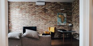 Płytki cegłopodobne – ściana z cegły w salonie ściana z cegły