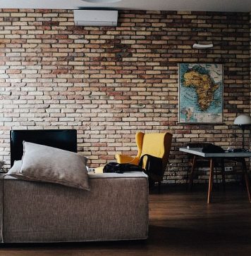 Płytki cegłopodobne – ściana z cegły w salonie ściana z cegły