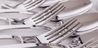 Wyposażenie do kuchni w nowym domu zestaw sztućców