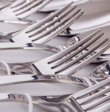 Wyposażenie do kuchni w nowym domu zestaw sztućców