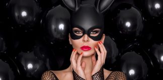 Jak nosić bodystocking? kobieta w seksownej bieliźnie