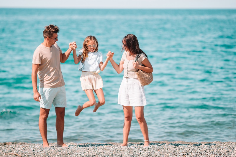 młoda rodzina z dzieckiem na plaży