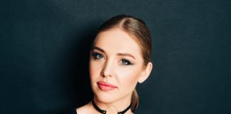 Oryginalna biżuteria noszona na szyi kobieta z chokerem