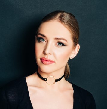 Oryginalna biżuteria noszona na szyi kobieta z chokerem