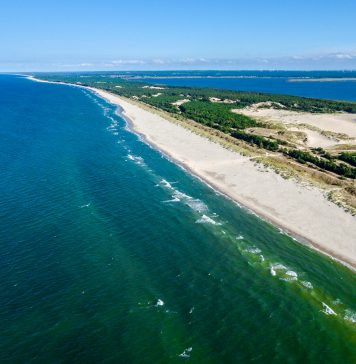 Pięknie, ciepło, beztrosko – to właśnie na te plaże najchętniej wybierają się teraz turyści Łeba Ruchome Wydmy