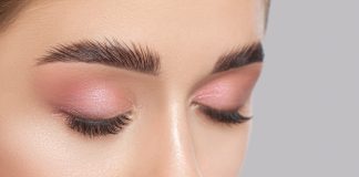 Brwi – jakie kształty są modne i jak je osiągnąć? piękne wyczesane brwi
