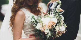 Personalizowane prezenty na ślub 2021 – TOP 5 propozycji para młoda kwiaty