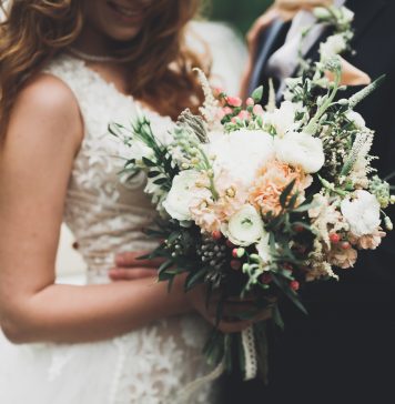 Personalizowane prezenty na ślub 2021 – TOP 5 propozycji para młoda kwiaty