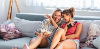 Przyjaciele- odcinek specjalny na 25-lecie serialu kobiety przed telewizorem