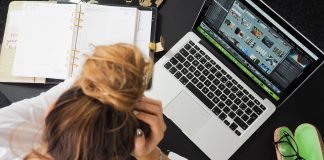 Jakie suplementy stosować na uspokojenie? Jak wybrać skuteczne tabletki na nerwy? zdenerwowana kobieta przed laptopem