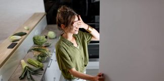 TOP 5 lodówek na rok 2021 kobieta przed lodówką