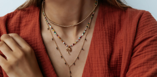Biżuteria do dekoltu V – jaki naszyjnik wybrać? biżuteria dekolt v