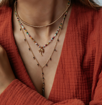 Biżuteria do dekoltu V – jaki naszyjnik wybrać? biżuteria dekolt v