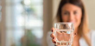 Jak filtrować wodę w domu? Poznaj trzy popularne produkty kobieta trzymająca szklankę wody